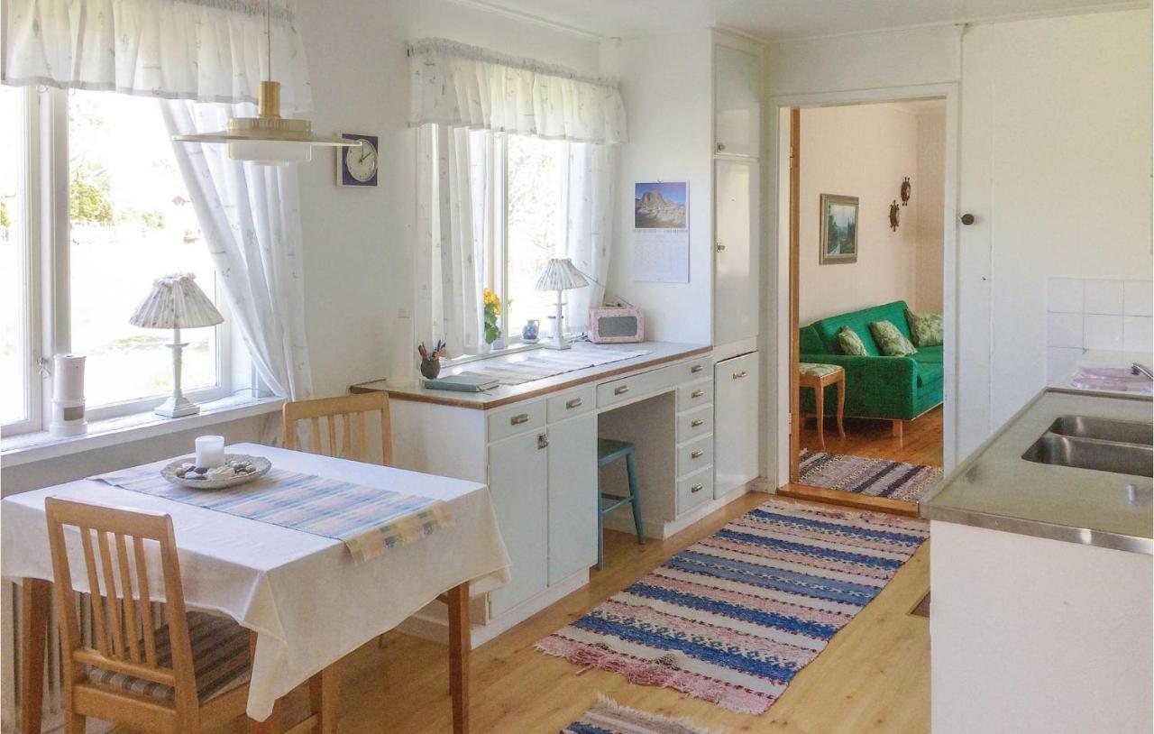1 Bedroom Beautiful Home In Lidkoeping Sjövik Exterior foto